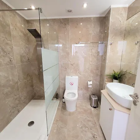 Apartament Lovely 4bedroom Townhouse