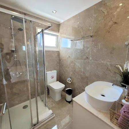 Lovely 4bedroom Townhouse Apartment *